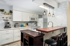 Fridge, microwave, oven, stovetop - Relaxing Fairway Terrace Getaway – 2BR/2BA + Twin Sleeper Sofa (Waikoloa Village)