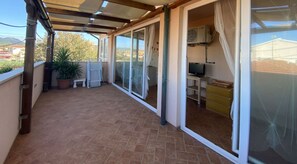 Terrace/patio - THREE-ROOM APARTMENT SLEEPS 5 IN THE PRINCESS AREA-Rif. RitaP1 (San Vincenzo)