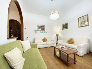 TV - FOUR-ROOM APARTMENT, 6 SLEEPS, IN PRINCESS AREA-Rif. Came (San Vincenzo)