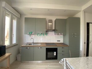 ثلاجة، ميكروويف، فرن، غسالة أطباق