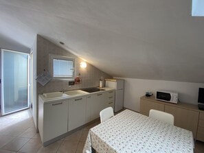 Fridge, microwave - TWO-ROOM APARTMENT, 3 BEDS, IN THE CONCHIGLIA AREA-Rif. LuciP2 (San Vincenzo)