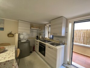 Fridge, oven - Studio Apartment for 3 Guests – Ref. Marea-Rif. Marea (San Vincenzo)