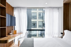 Appartement (501) | Espace de travail pour ordinateurs portables, fer et planche à repasser