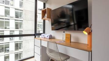 1 habitación y espacio para trabajar con laptop