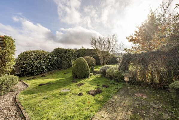 Unclassified image, 1 of 33, button