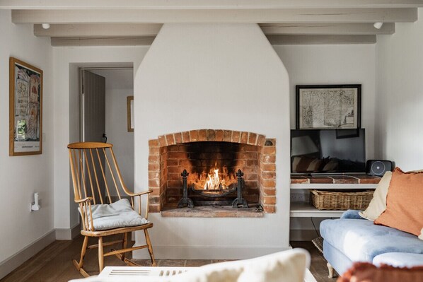 Smart TV, fireplace, books, stereo