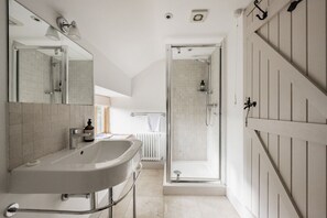 Hair dryer, towels - A Pretty Norfolk Cottage (Field Dalling)