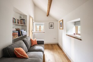 Smart TV, fireplace, books, stereo - A Pretty Norfolk Cottage (Field Dalling)