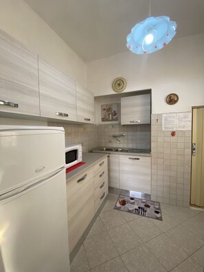 Køleskab, mikrobølgeovn, ovn