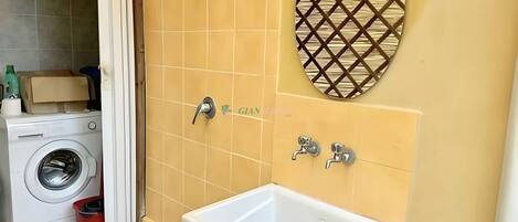 Suihku, hiustenkuivaaja