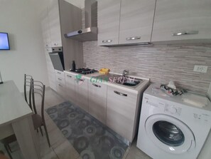 Réfrigérateur, micro-ondes, four