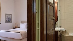 3 bedrooms, desk, iron/ironing board, travel cot - Marvelous apartment in Plaka (Athina)