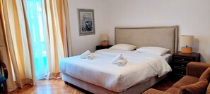 3 Schlafzimmer, Schreibtisch, Bügeleisen/Bügelbrett, Reisekinderbett