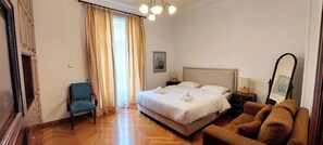3 camere, una scrivania, ferro/asse da stiro, culla da viaggio