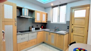 Coffee/tea maker, fridge, microwave, oven - Marvelous apartment in Plaka (Athina)