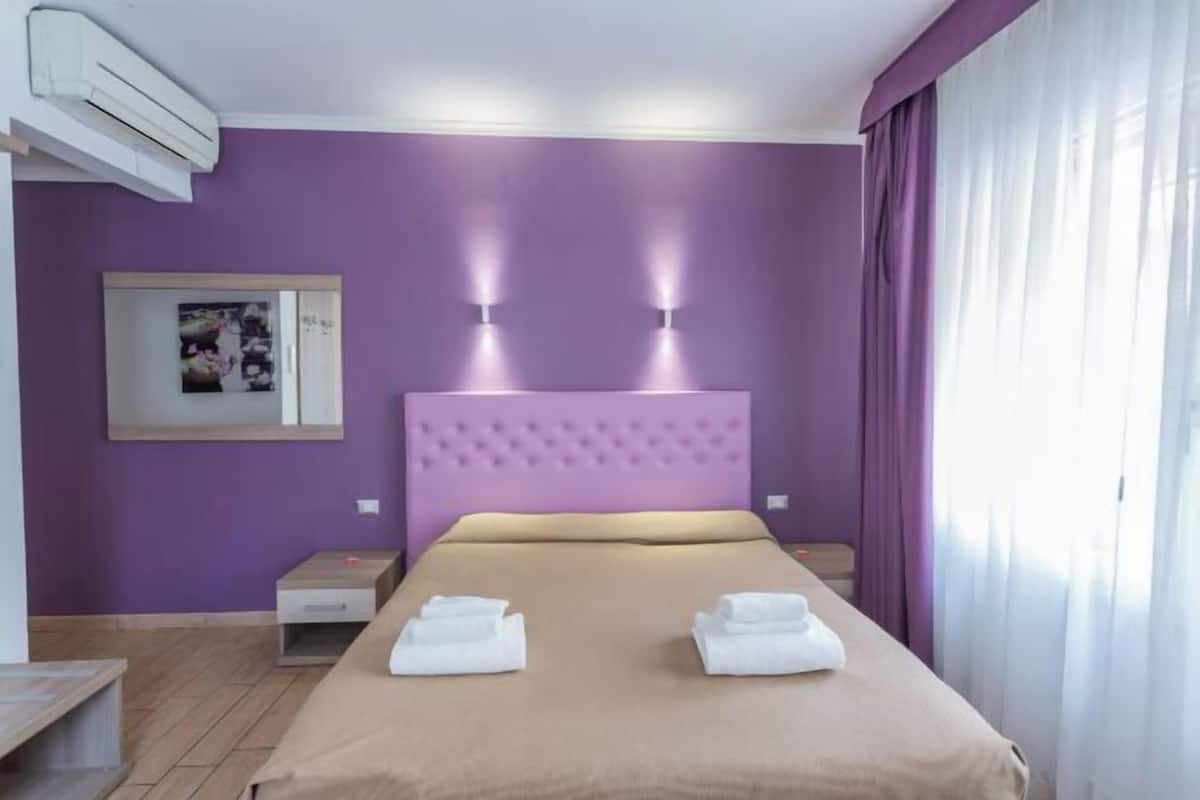 In-room safe, desk, WiFi (free)