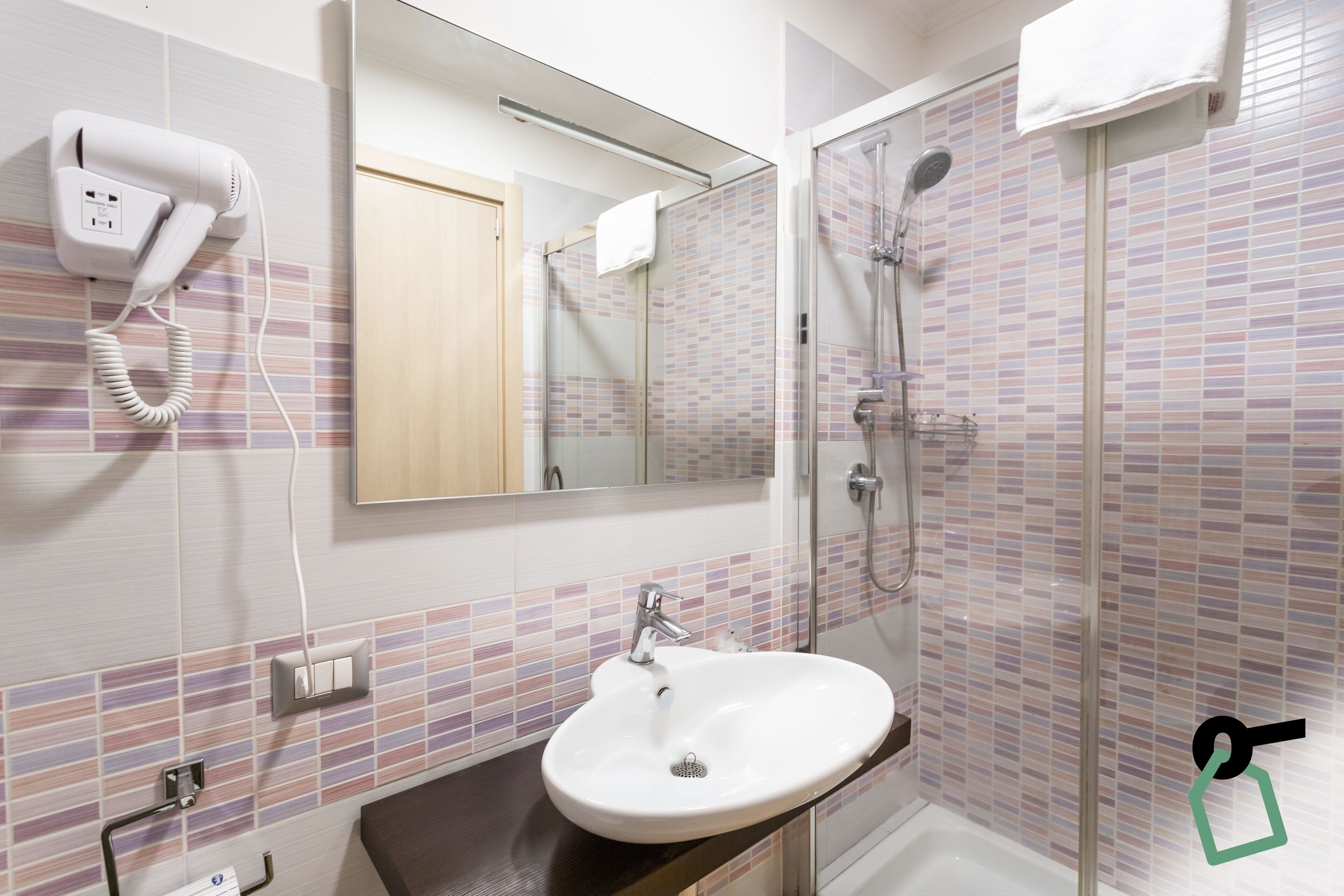 Camera doppia | Bagno | Doccia, set di cortesia gratuito, asciugamani, carta igienica