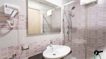 Tweepersoonskamer | Badkamer | Een douche, gratis toiletartikelen, handdoeken, toiletpapier