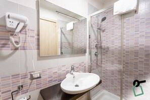 Kamar Double | Kamar mandi | Shower, perlengkapan mandi gratis, handuk, dan tisu toilet