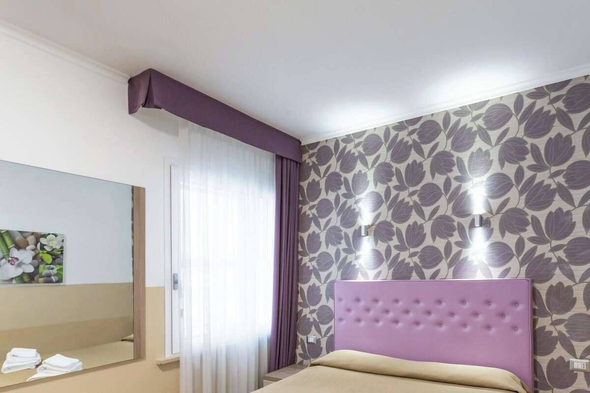 In-room safe, desk, WiFi (free)