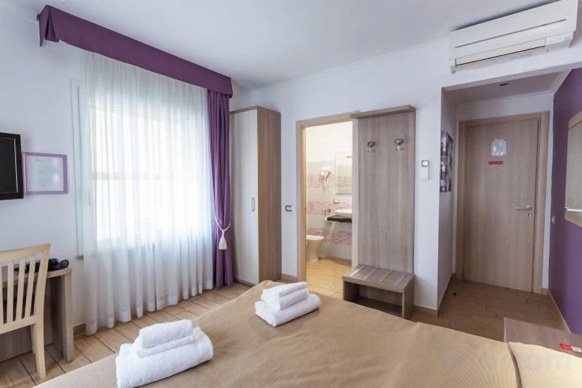In-room safe, desk, WiFi (free)