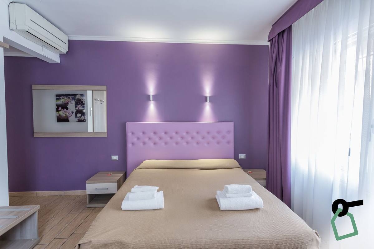 In-room safe, desk, WiFi (free)