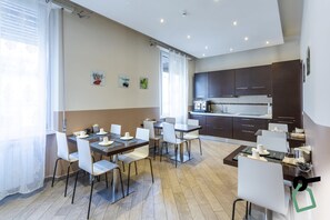 Sarapan prasmanan setiap hari (EUR 7 per orang)