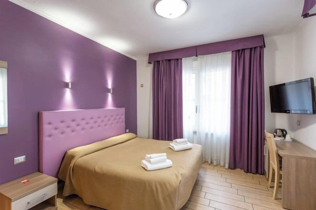 In-room safe, desk, WiFi (free)