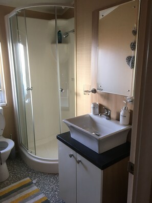 Douche, sèche-cheveux, serviettes fournies, papier toilette