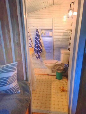 Handtücher, Seife, Toilettenpapier