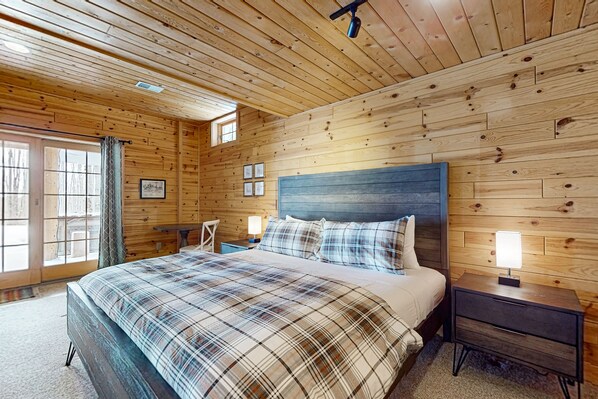3 bedrooms, iron/ironing board, internet, bed sheets