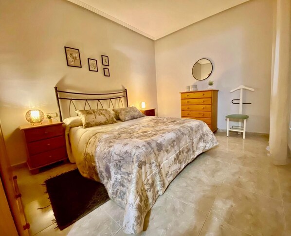 3 bedrooms, iron/ironing board, WiFi, bed sheets