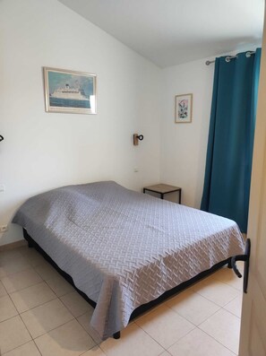 2 bedrooms, travel cot