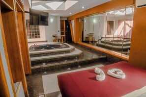 Superior Studio Suite | Bathroom | Shower, towels, soap, toilet paper - HOTEL ESPOR CA (Barinas)