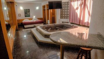 Superior Studio Suite | Desk, laptop workspace, free WiFi