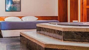 Superior Studio Suite | Desk, laptop workspace, free WiFi