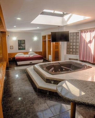 Suite estudio superior | Escritorio y espacio para trabajar con un portátil. HOTEL ESPOR CA