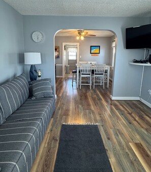 Smart TV, DVD player, books - Cozy 2-bedroom family-friendly condo in Downtown OC just steps to the boardwalk. (Ocean City)