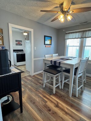Dining - Cozy 2-bedroom family-friendly condo in Downtown OC just steps to the boardwalk. (Ocean City)