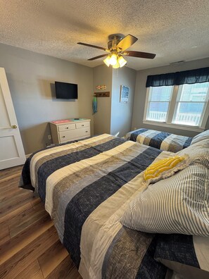 2 bedrooms, iron/ironing board, free WiFi, bed sheets - Cozy 2-bedroom family-friendly condo in Downtown OC just steps to the boardwalk. (Ocean City)