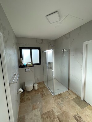 Dusj, hårføner, håndklær og såpe