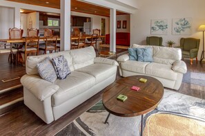 Smart TV - Beautiful lake view! (Prince Edward)