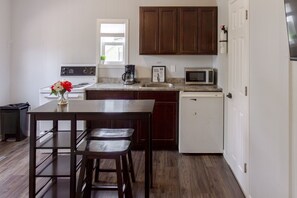 Ovn, kogeplade, kaffe-/temaskine, køkkentøj/tallerkener/redskaber