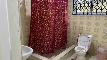 Douche, serviettes fournies, savon
