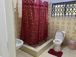 Douche, serviettes fournies, savon