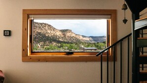 Ein Fenster mit Blick auf eine Berglandschaft.