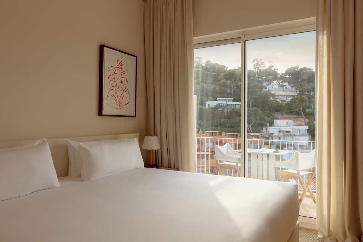 Design Room, Balcony | Hypo-allergenic bedding, minibar, desk, iron/ironing board