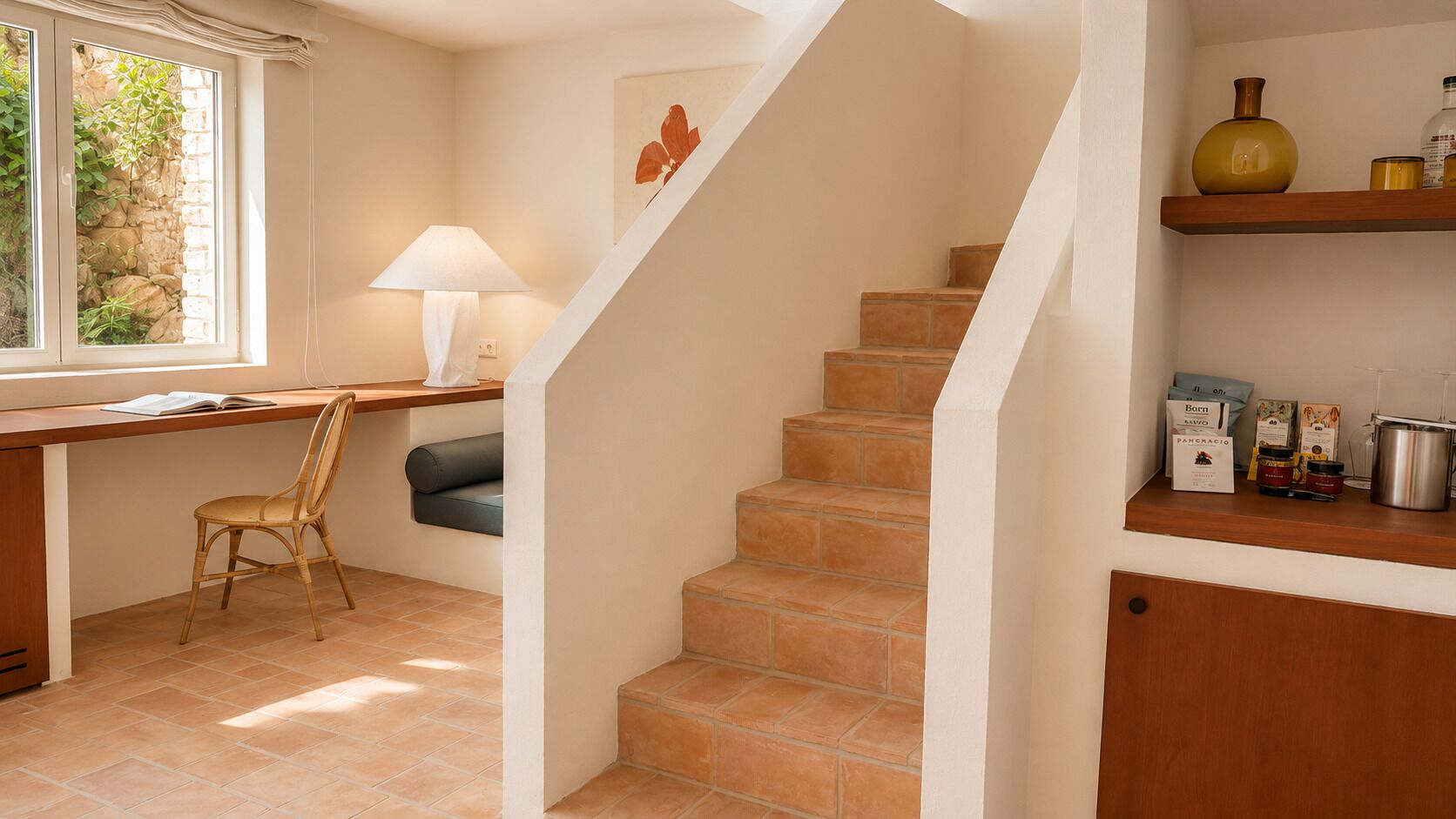Una habitación con escritorio, silla, lámpara y una escalera.