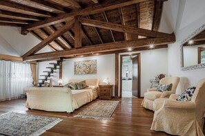 6 bedrooms, desk, iron/ironing board, WiFi