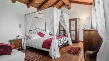 6 bedrooms, desk, iron/ironing board, WiFi